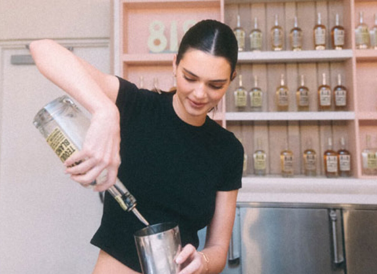 Kendall Jenner maakt cocktail