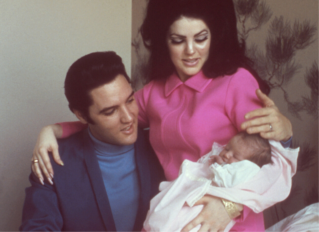 Priscilla en Elvis Presley met baby Lisa Marie