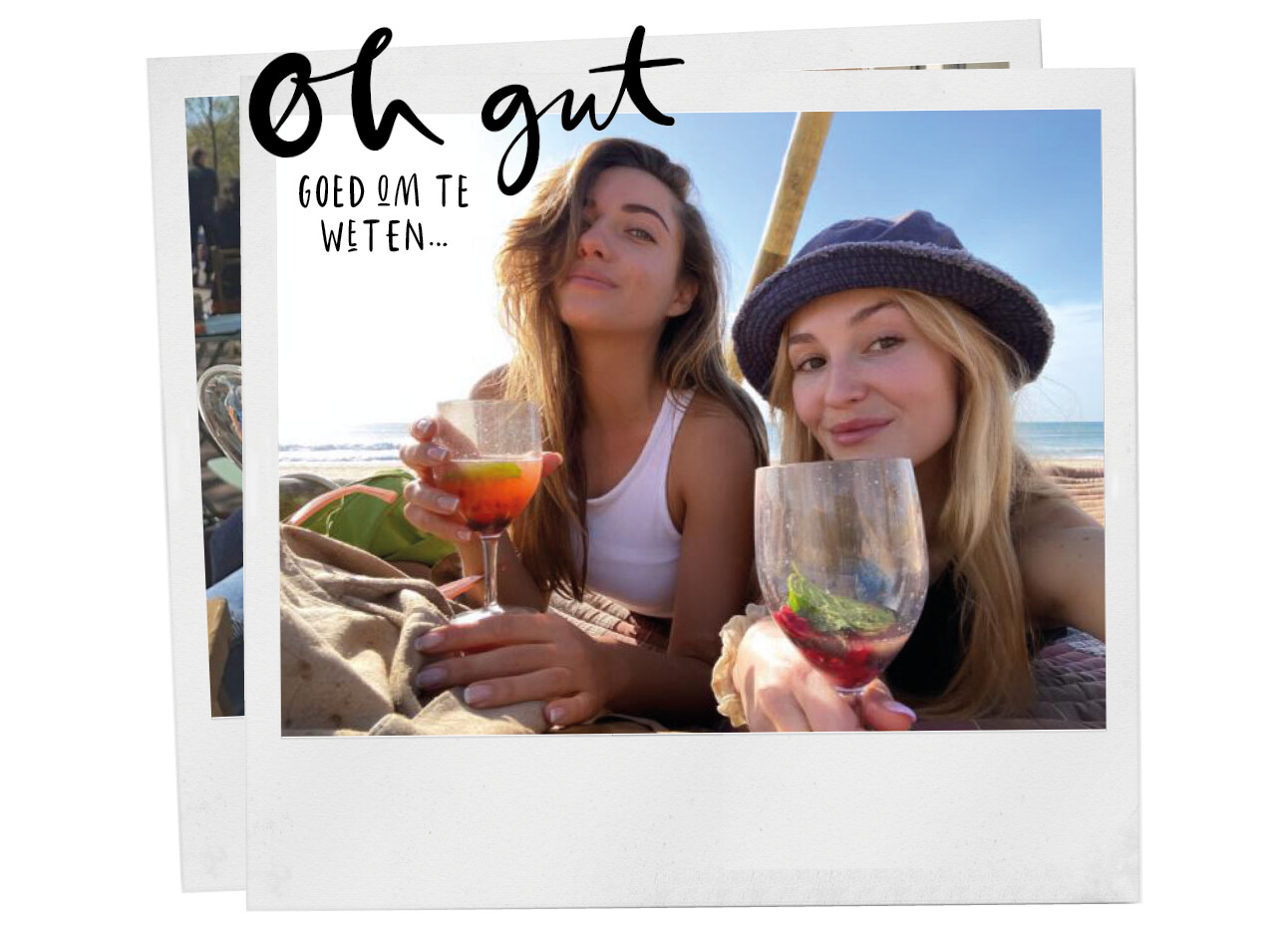 Ella en Nina op het strand met een drankje