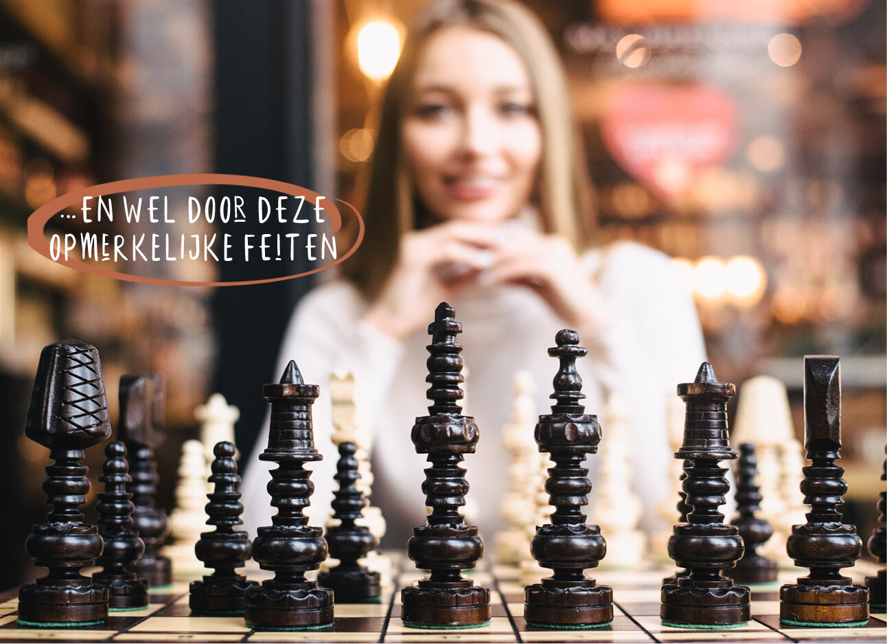 vrouw aan het schaken