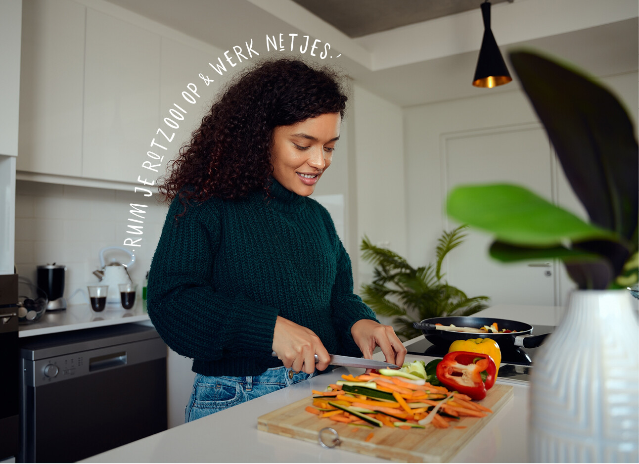 vrouw in de keuken aan het werken met verschillende keukenbacks