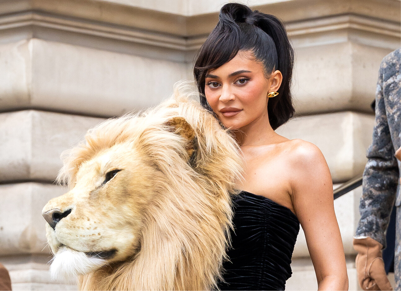 Kylie Jenner gespot bij Paris Fashion Week met leeuwenhoofd