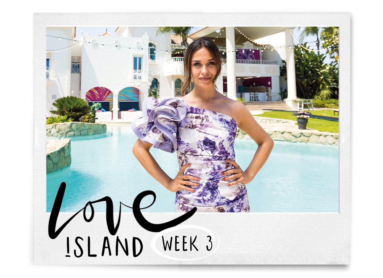 Holly bij de Love Island Villa