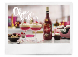 Proost: deze Red Velvet Baileys Cupcake Martini Cocktail wil je proeven