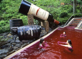 In dit resort kan je zwemmen in rode wijn