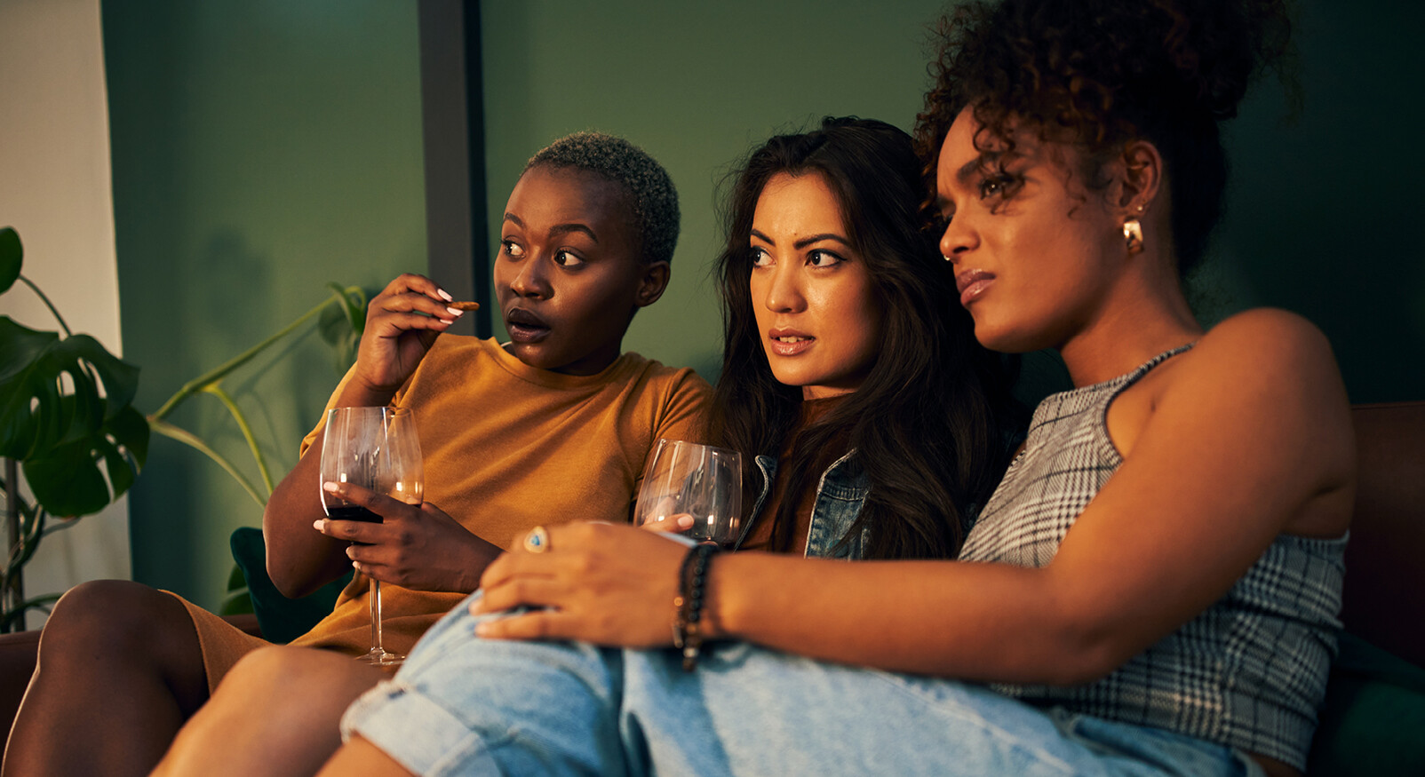 vriendinnen op de bank met rode wijn angstig kijken horror film