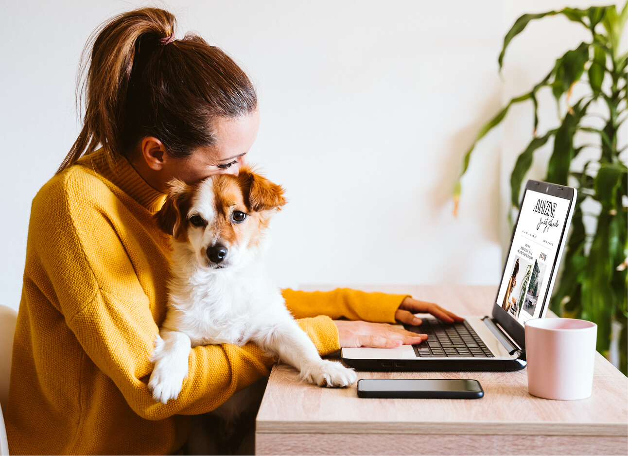 vrouw achter computer met een hond
