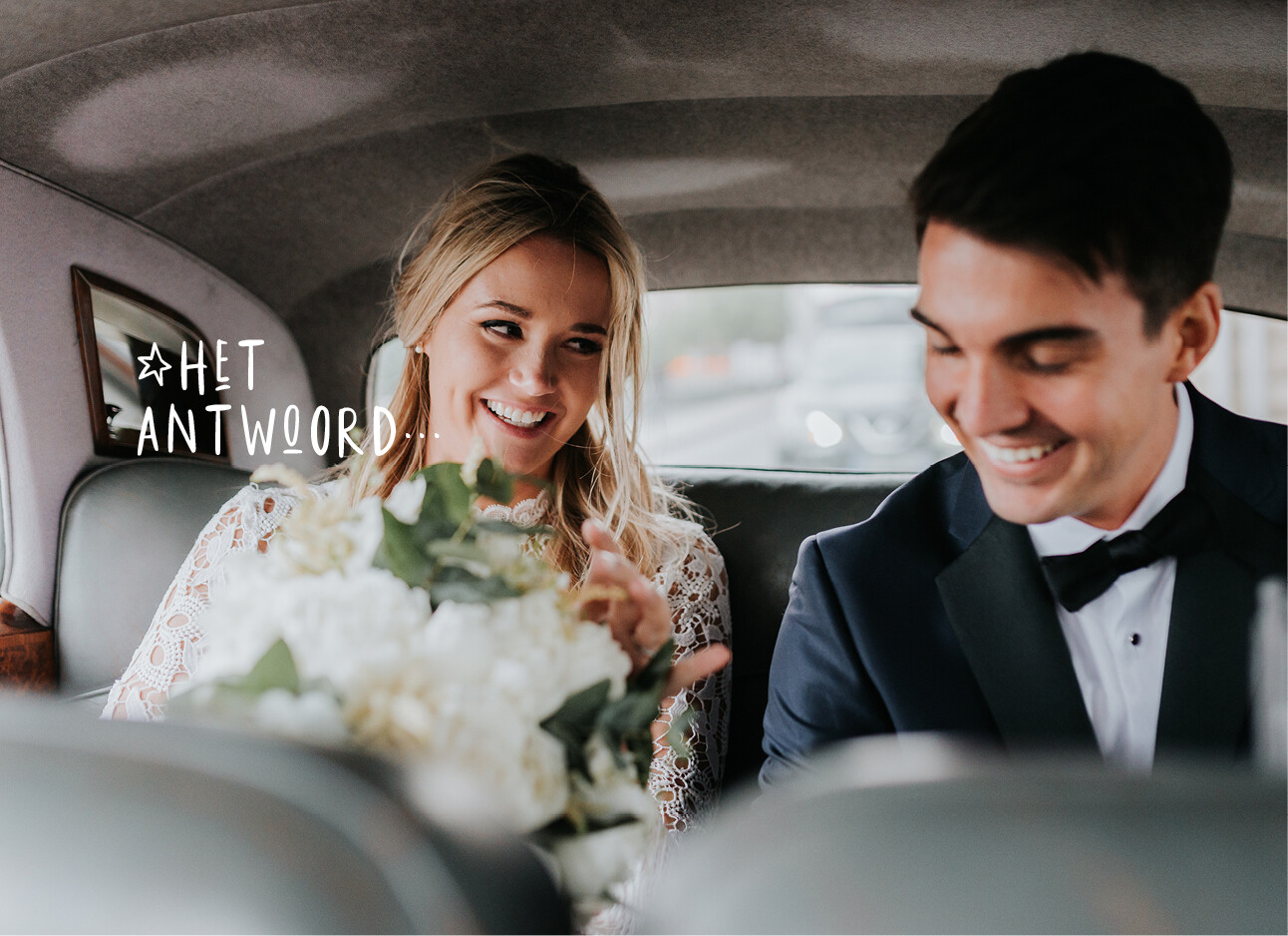 vrouw man in de auto tijdens huwelijk lachen naar elkaar