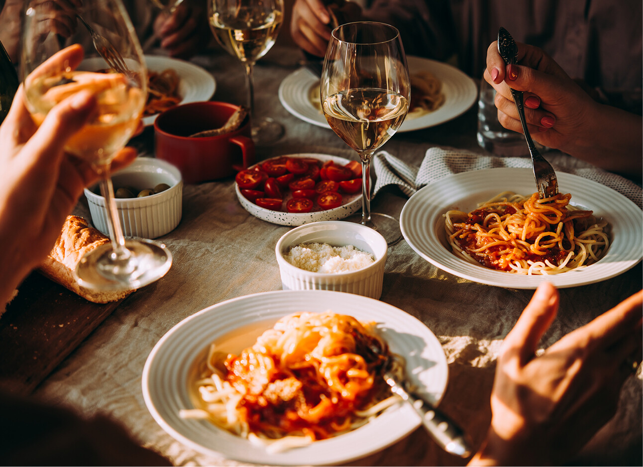 Groepje vrienden eet Italiaans