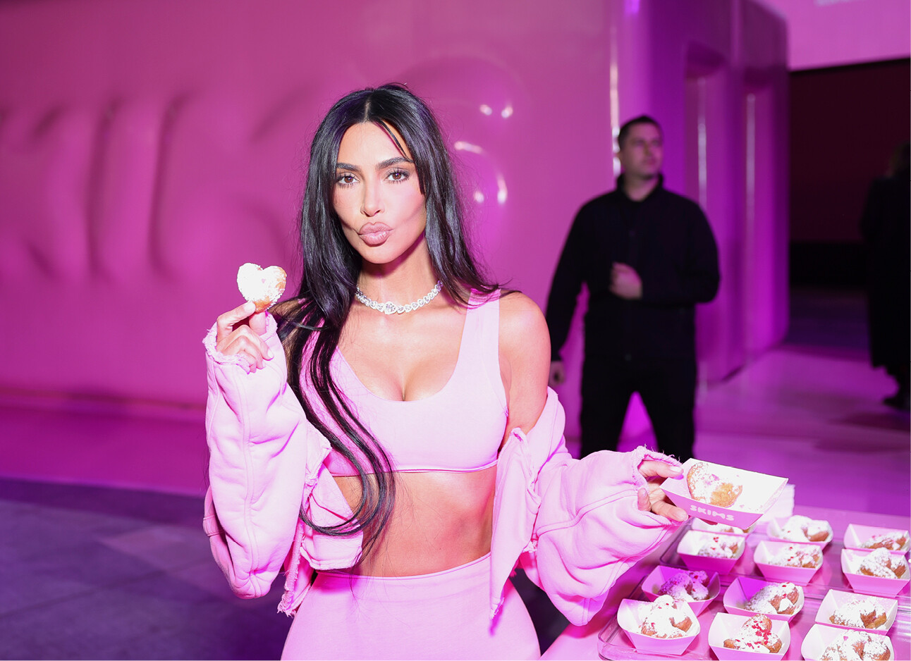 Kim Kardashian Skims collectie taart eten