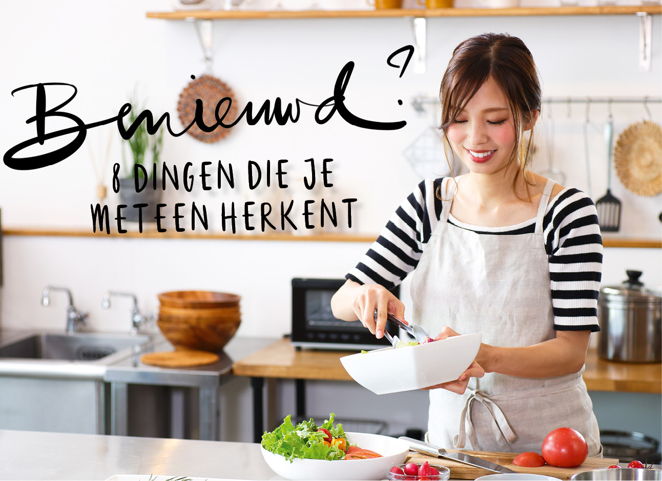 een meisje dat aan het koken is