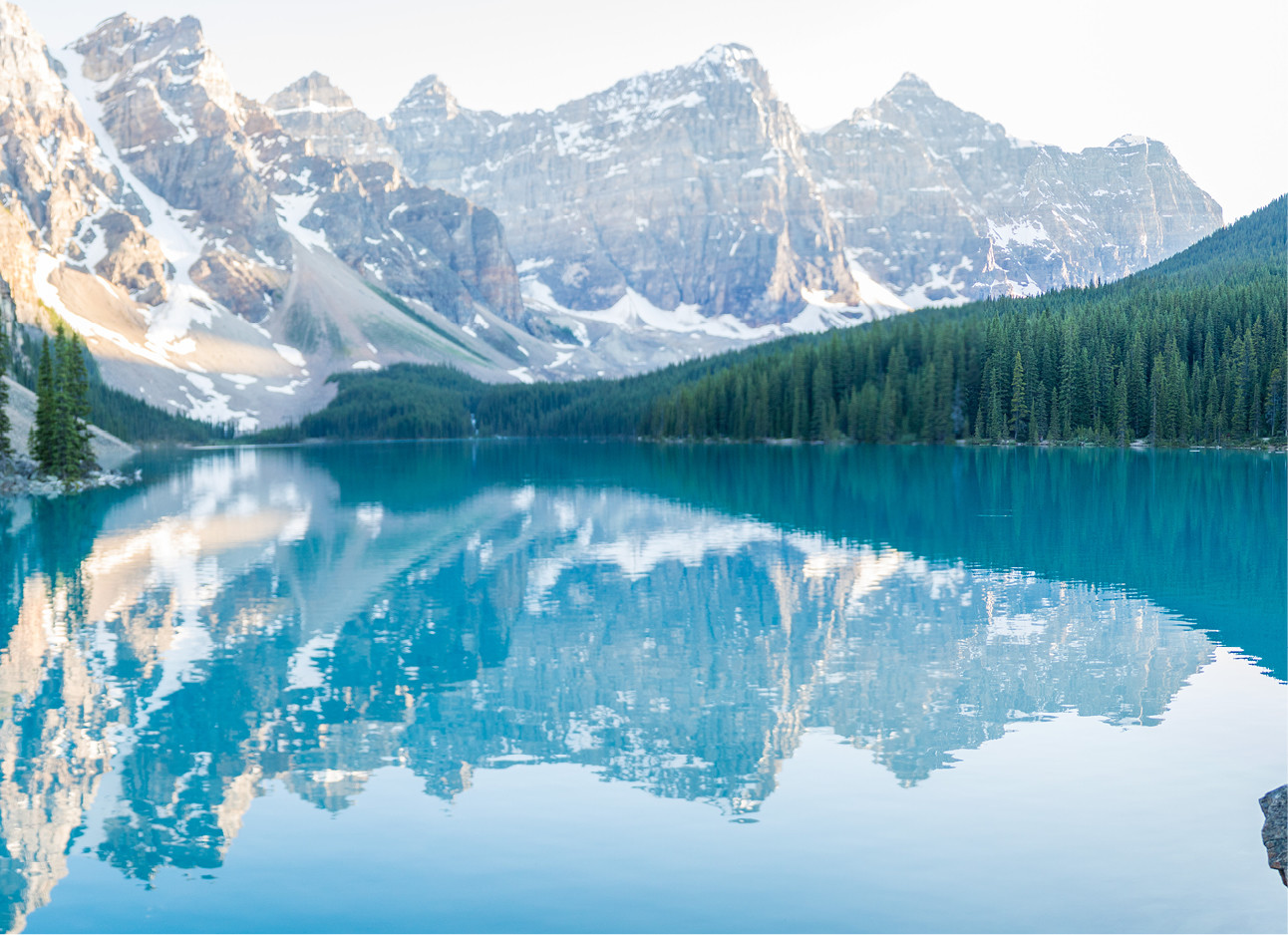 Moraine Lake in Canada een blauw meer met witte bergen en groene bomen