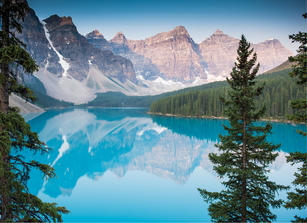 Moraine Lake in Canada een blauw meer met bruine bergen en groene bomen