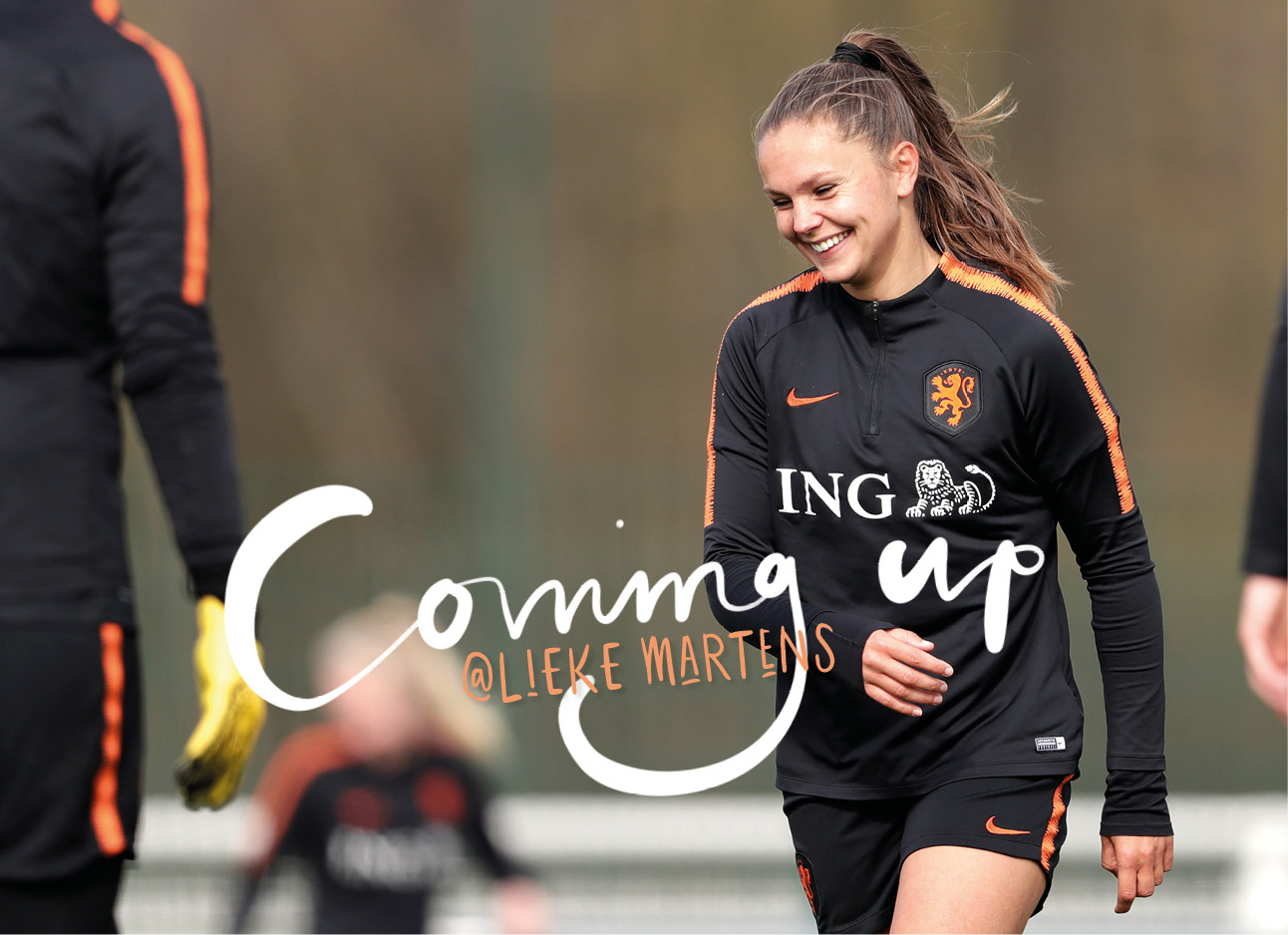 Lieke Martens op het voetbal veld in Ing oranje outfit