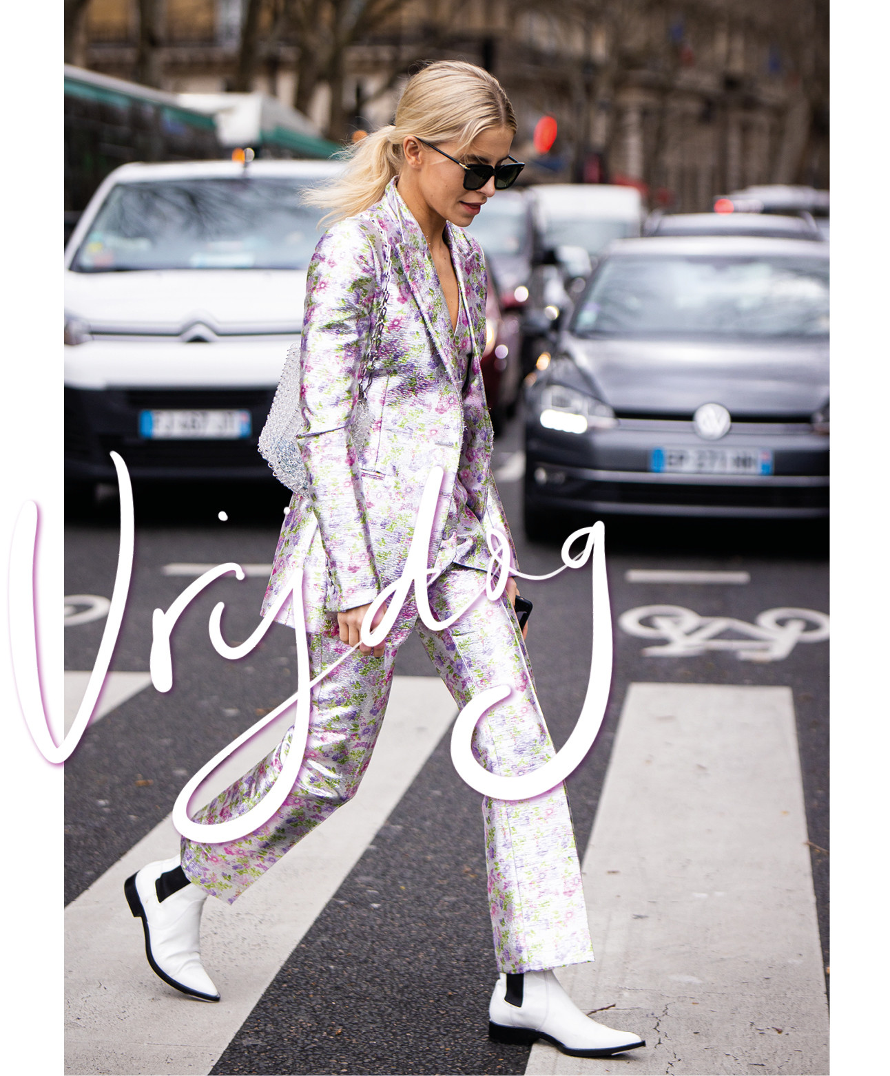 Caroline Daur lopend over straat met een suit glimmend paars roze zilver