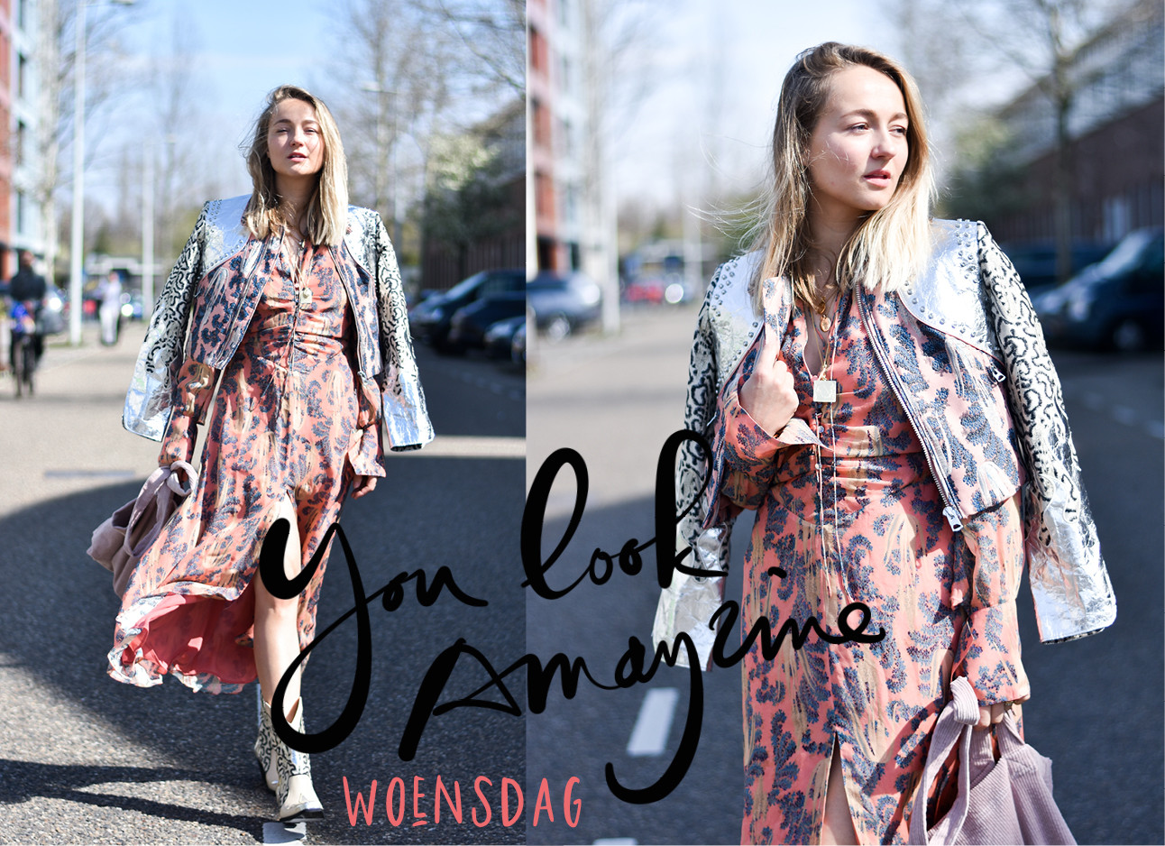 carolien spoor in de look of the day, blond haar, zilveren jack, roze jurk met print, witte cowboy boots, you look amayzine, woensdag