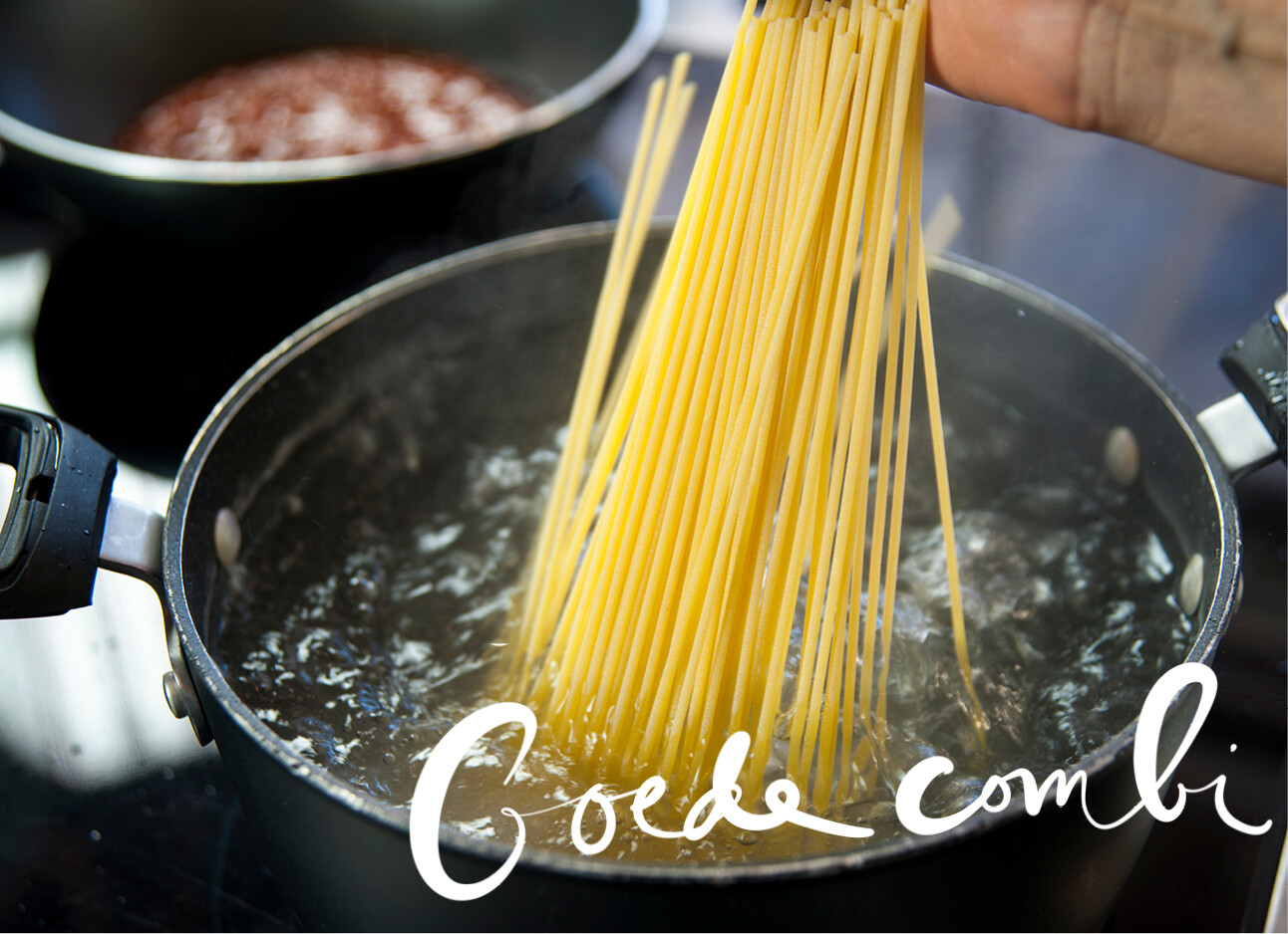 pasta dat in het borrelende water wordt gelegd op het kookgerei