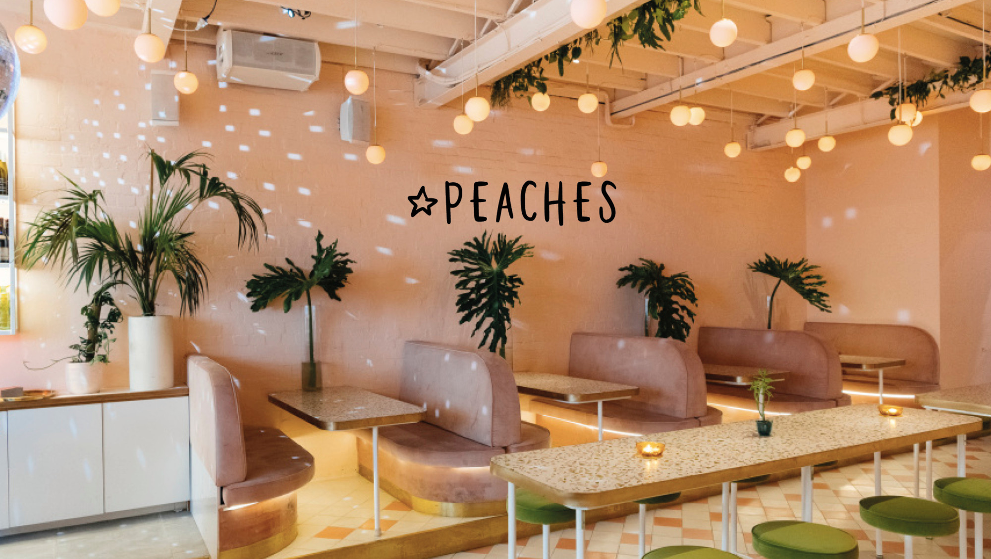 restaurant peaches met roze goals interieur groene barkrukken rooftop bar in melbourne australia