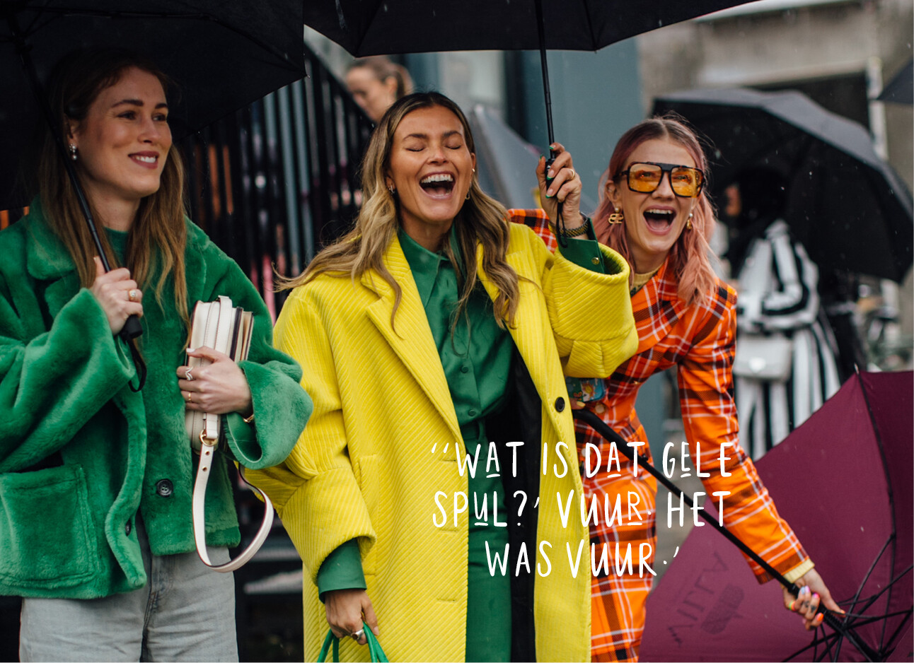 Lachende vrouwen onder een paraplu