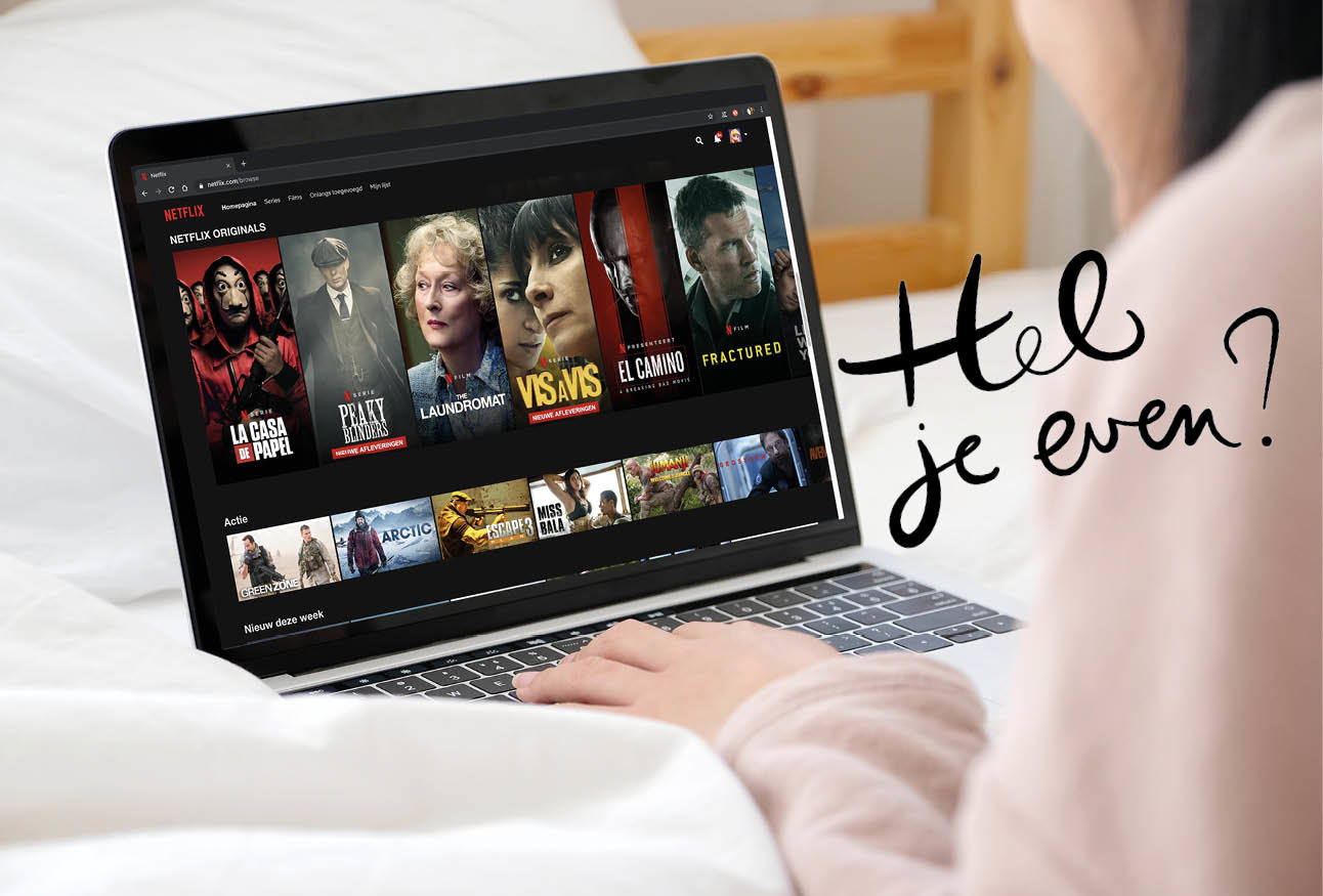 netflix serie op laptop vrouw kijkt ernaar apple computer