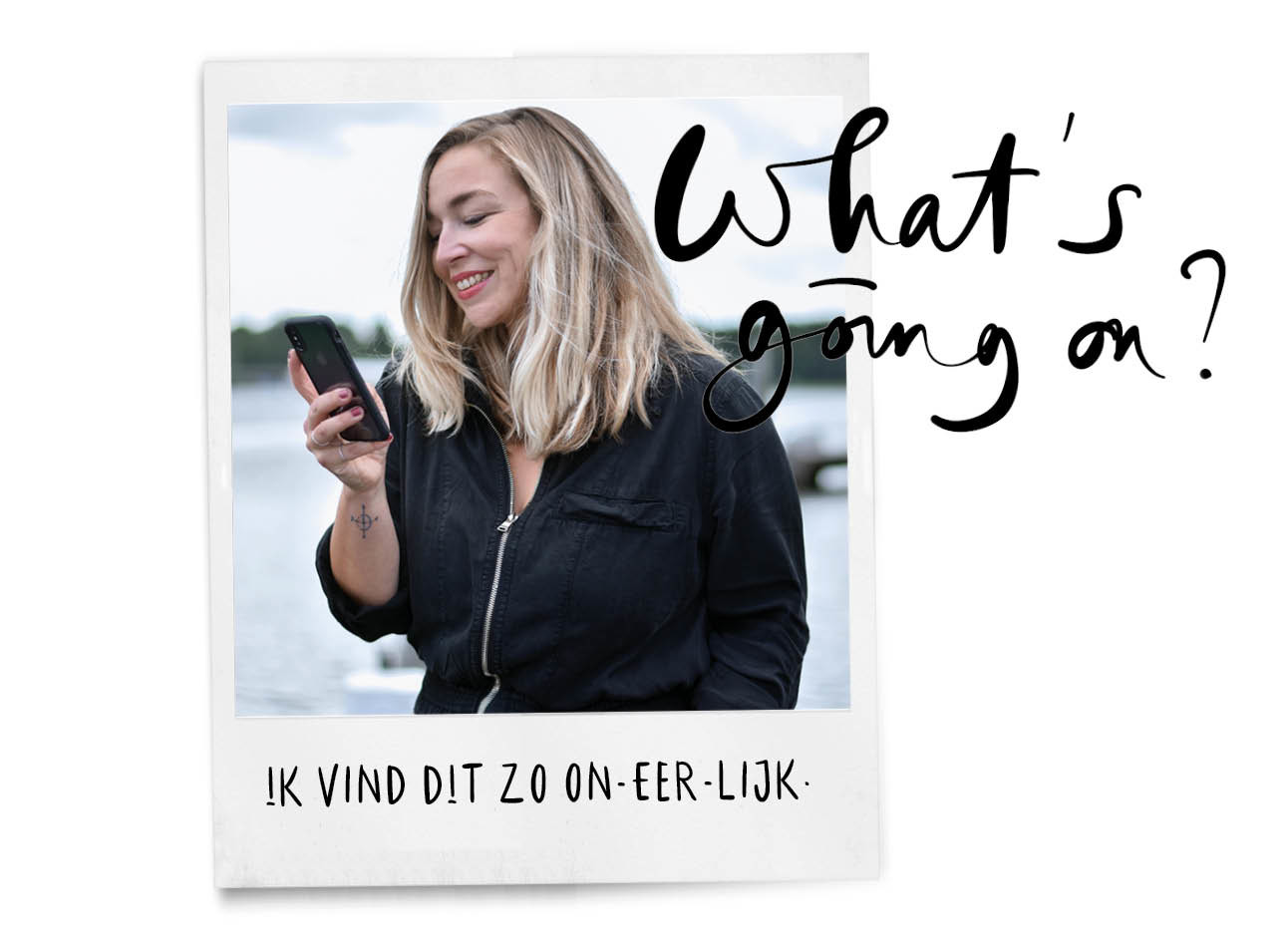 Adeline kijkend naar telefoon en lachen