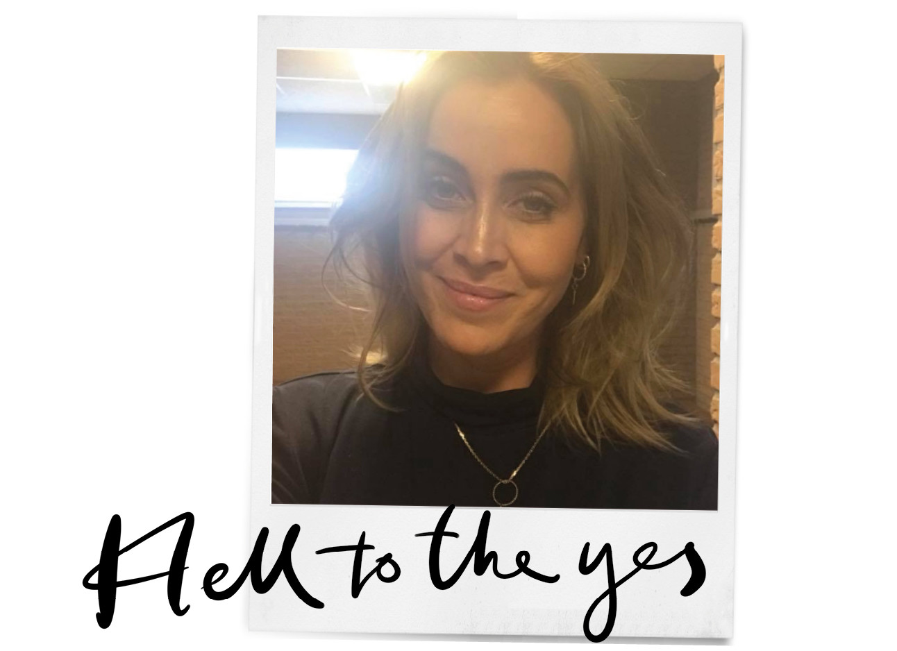 selfie van zangeres anouk in een polaroid met tekst hell to the yes