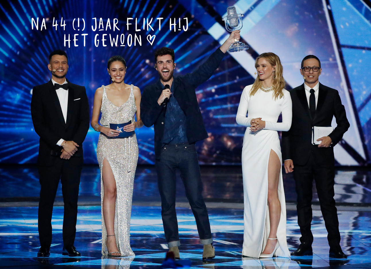 duncan won het eurovisie songfestival na 44 jaar, op het podium met presentators