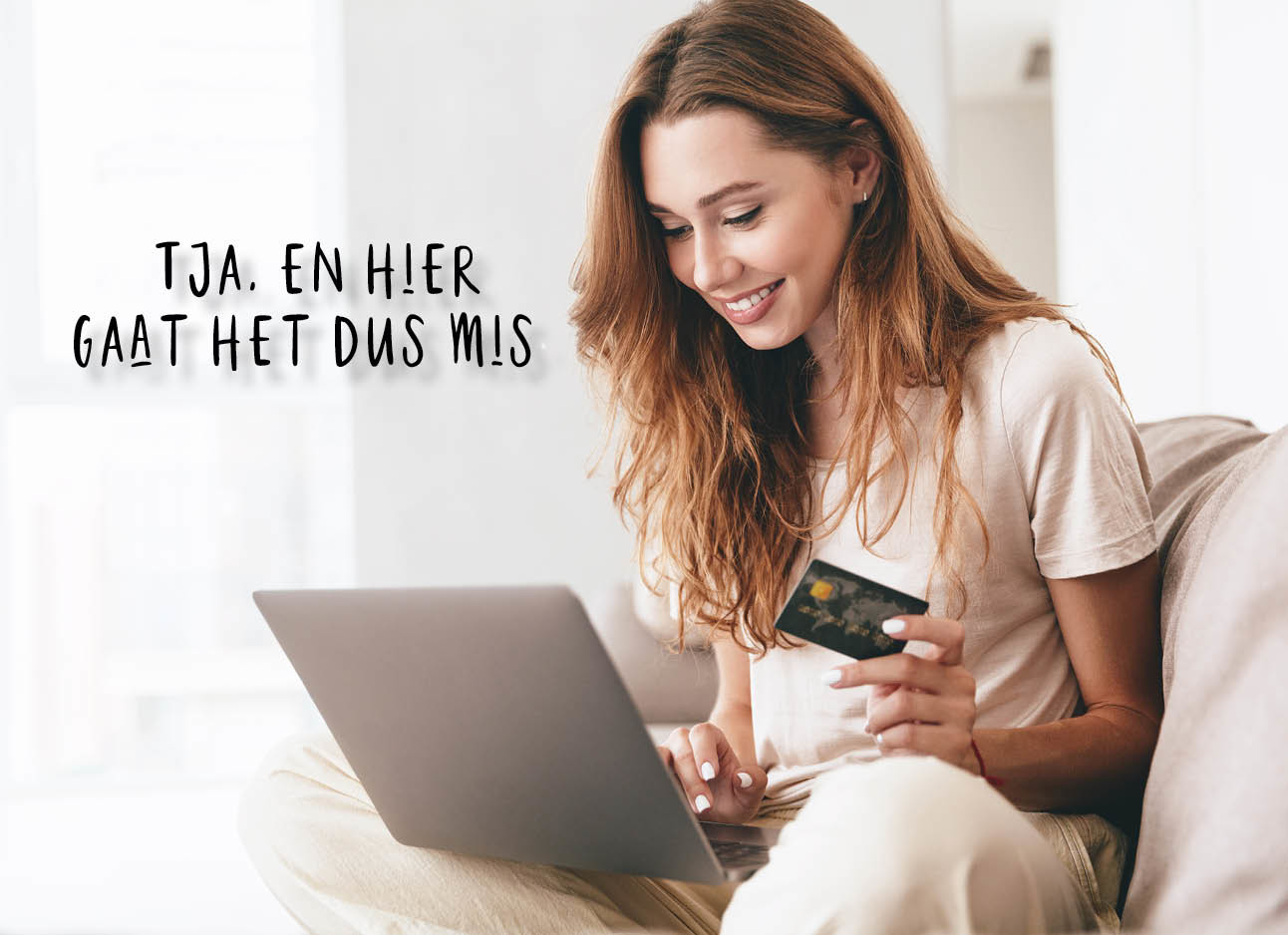 vrouw met een credit card en laptop op de bank