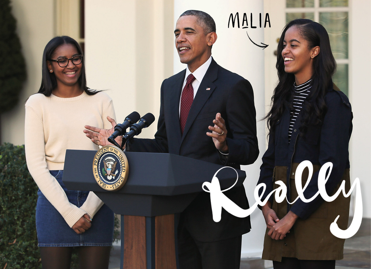 malia obama lachend met haar vader Barack obama op het podium