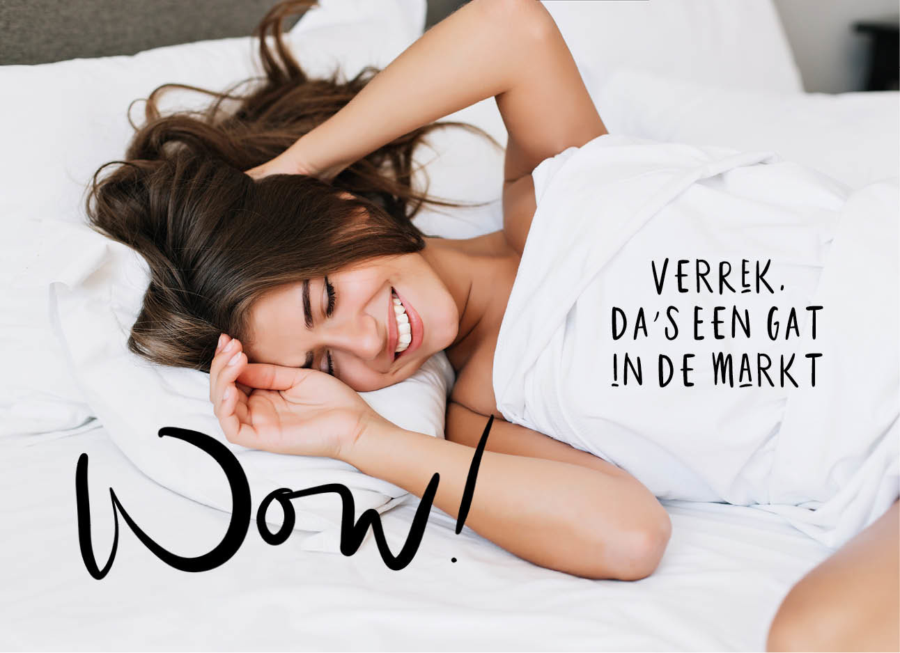 vrouw lachend in bed