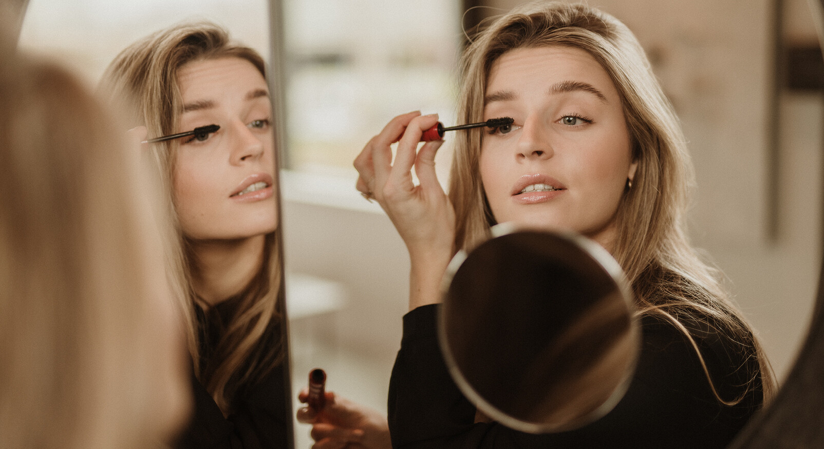 Lotte mascara aaanbrengen wimpers via spiegel