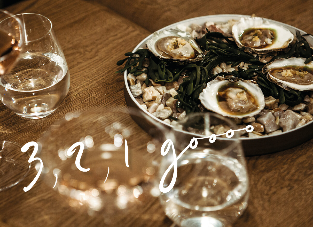 oesters bord wijn glazen houten tafel