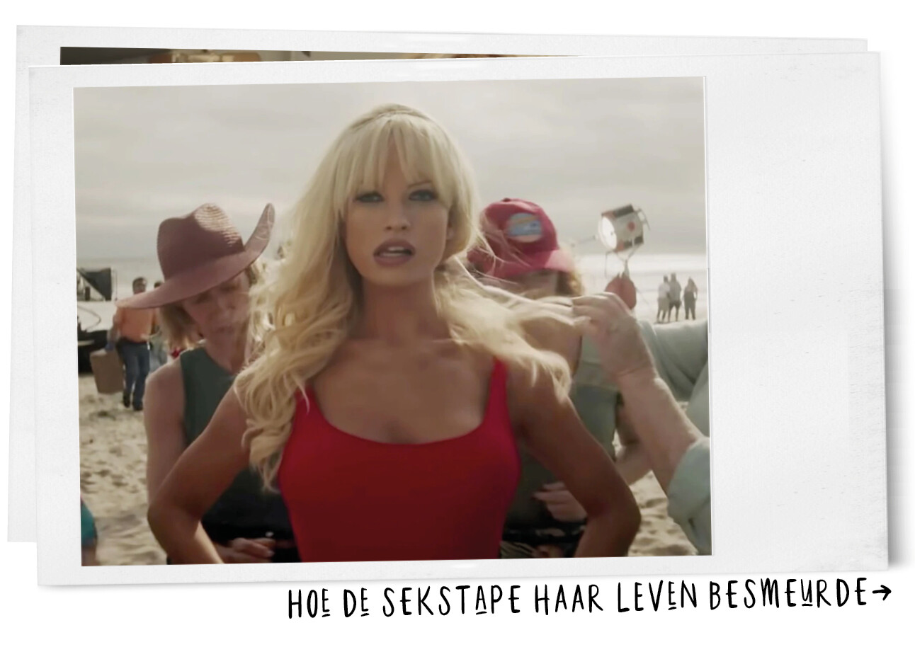 Pamela Anderson in rode badpak op strand film opname Hulu film