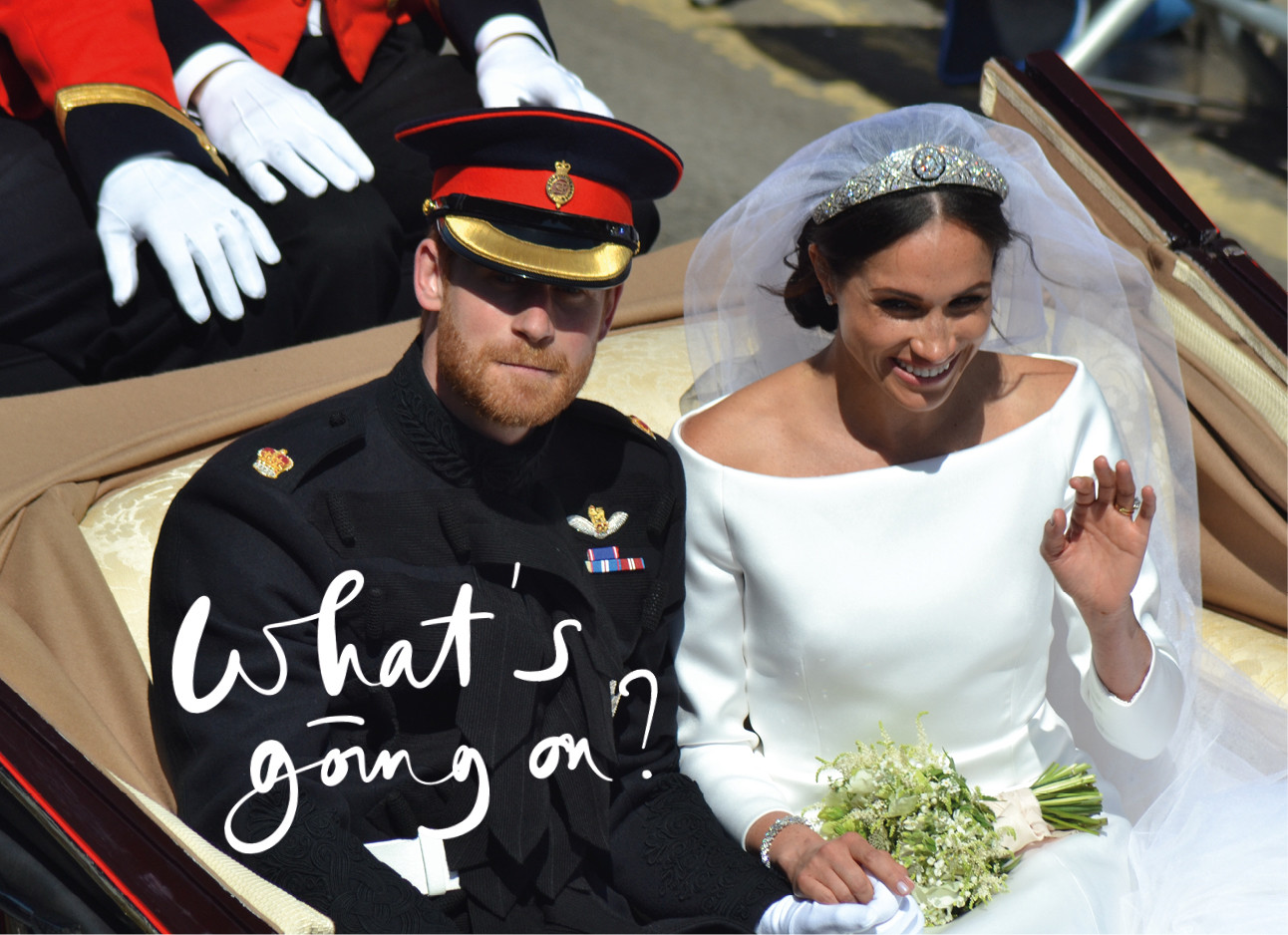 prins harry en meghan markle tijdens hun huwelijk in een koets witte bruidsjurk