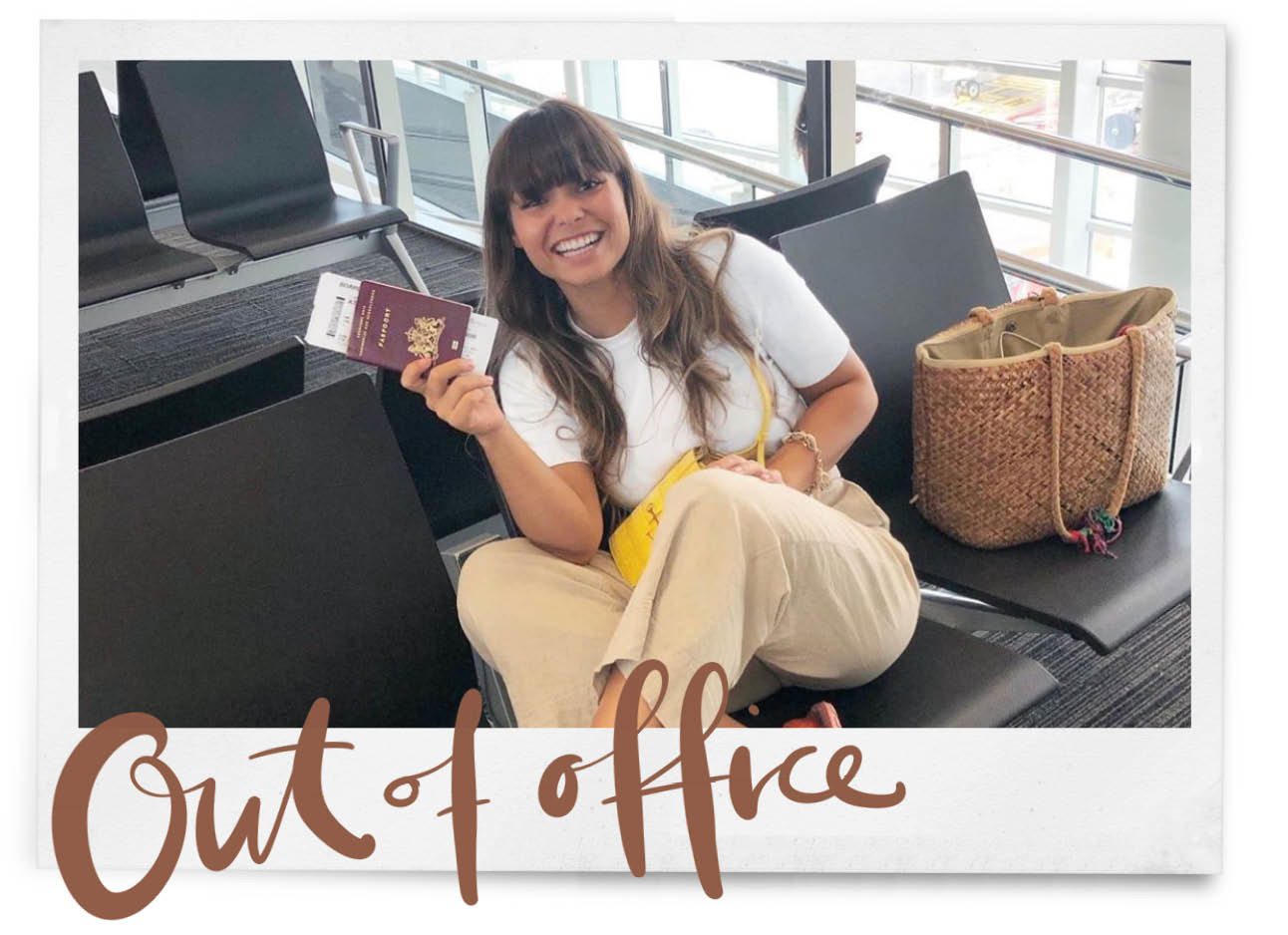 Kiki van duren op schiphol, beige broek en wit shirt draagt ze, naast haar staat een beige tas en ze houdt haar paspoort vast