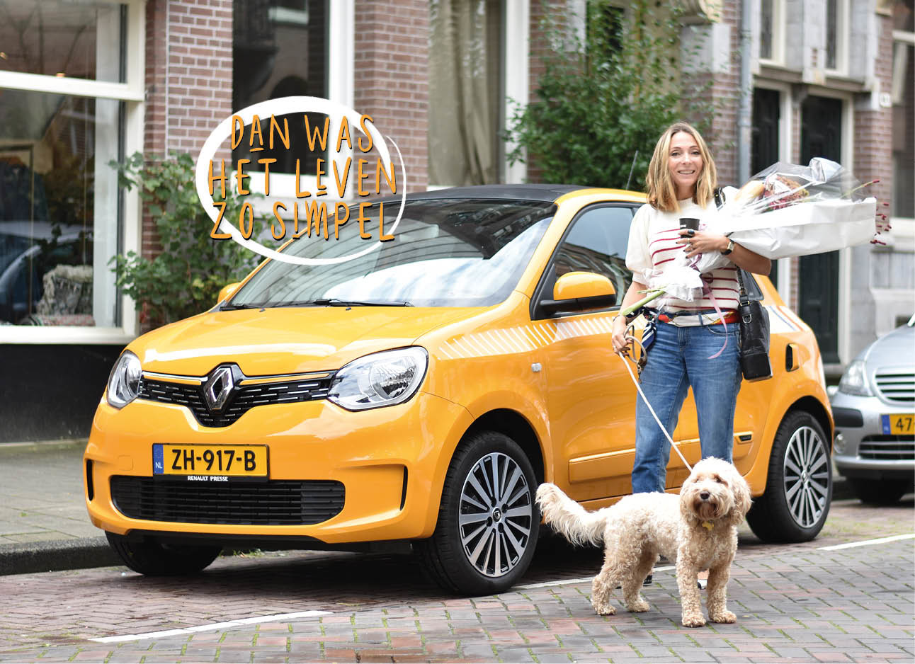 May op straat met bloemen monti bij de gele renault mango kleur