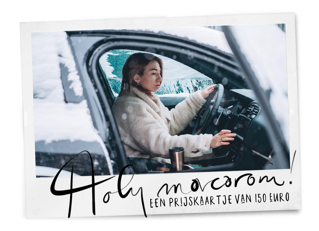 jonge vrouw in de auto in de sneeuw