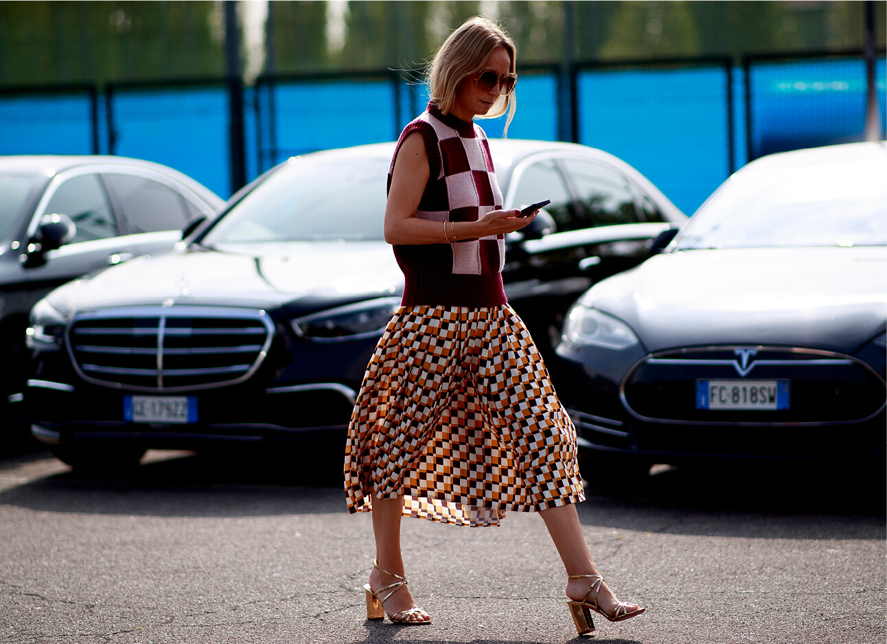 vrouw loopt over straat in rokjes outfit
