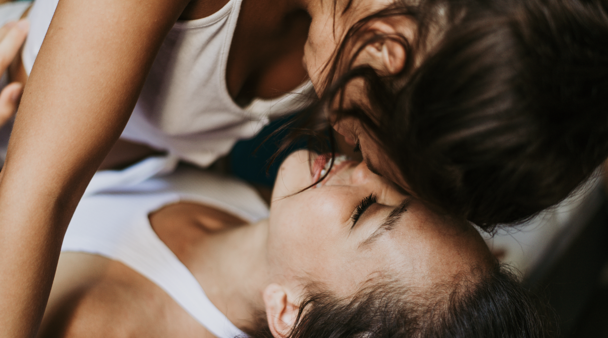 twee vrouwen intiem met elkaar