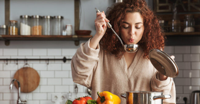 vrouw koken