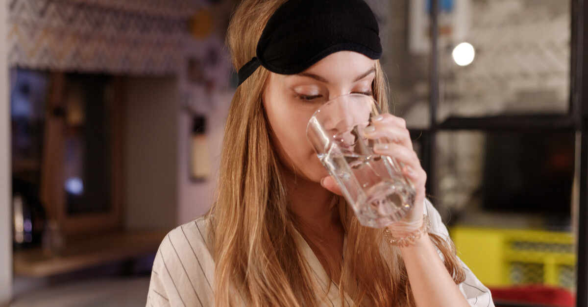 Science says: van een glas water drinken voor het slapen val je af