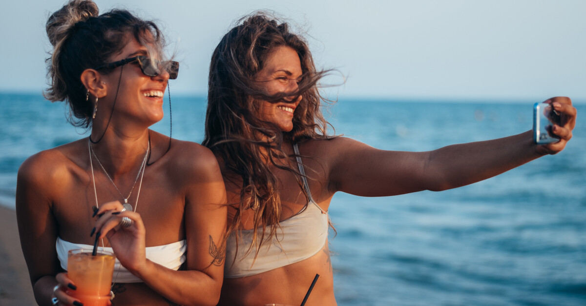 vrouwen meiden vakantie drank fb