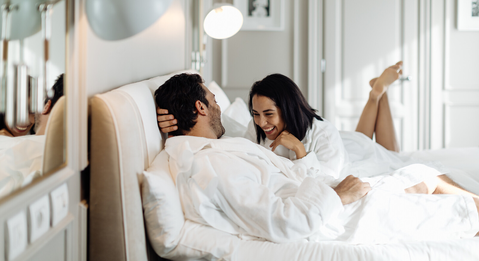 Man en vrouw in bed witte lakens