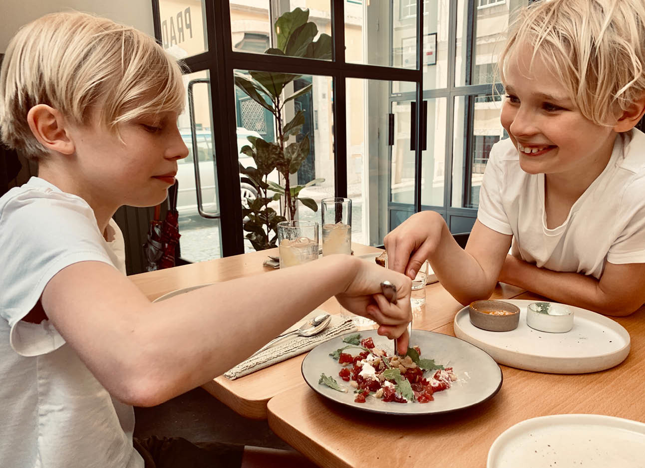 dean en june eten in een restaurant