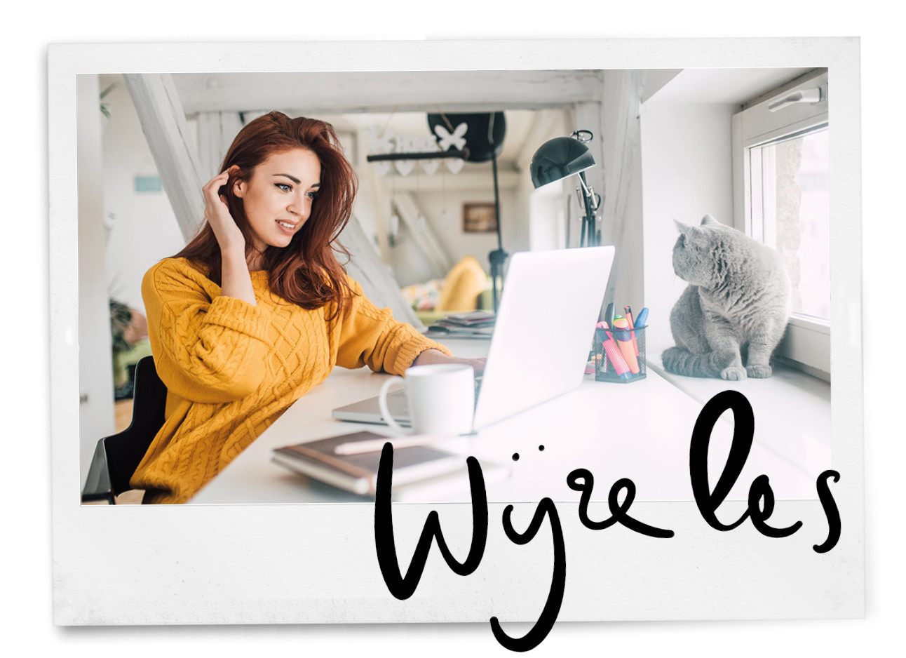Vrouw achter computer aan het werk met kat en koffie
