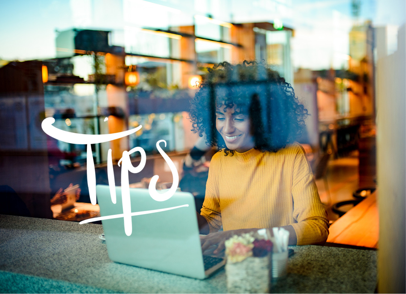 vrouw aan het werk in een cafe