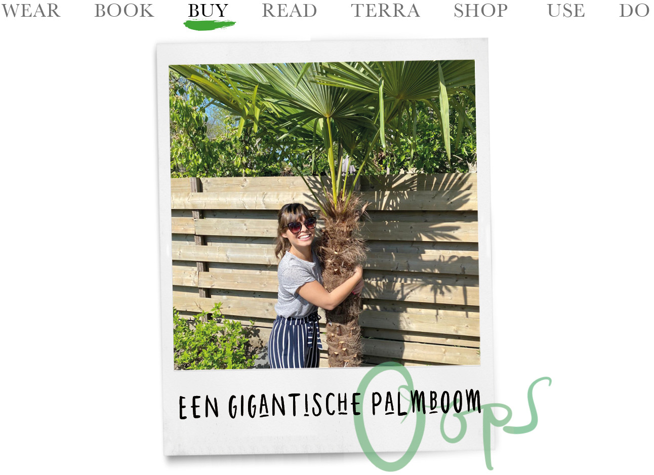 Kiki knuffelen met een grote palmboom in haar tuin