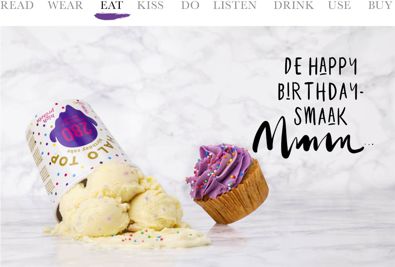 er staat een omgevallen bak ijs op de foto met daarnaast een paarse cupcake