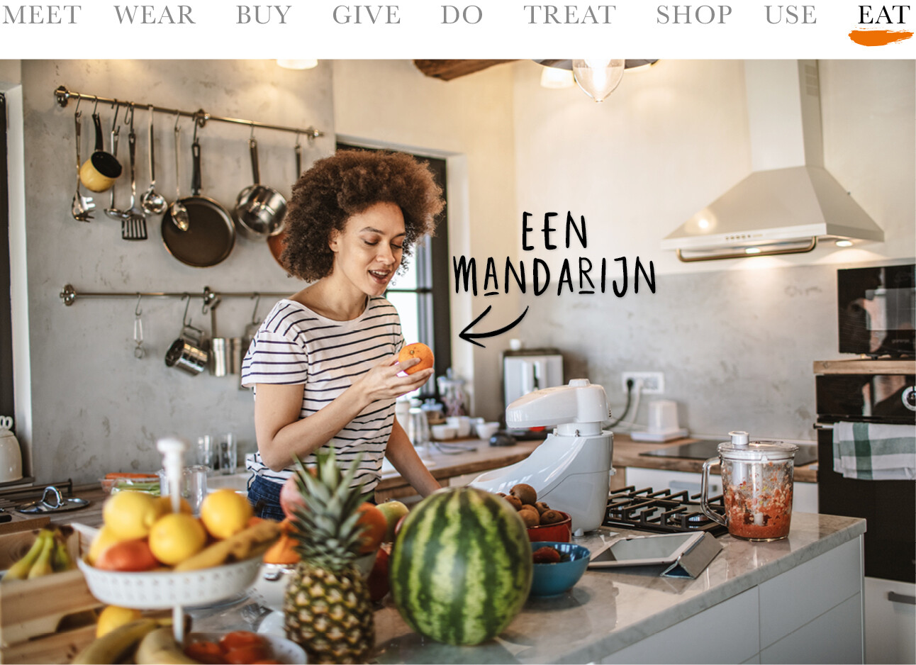 vrouw met allemaal fruit in de keuken