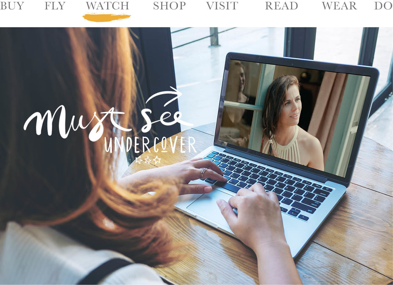 vrouw achter laptop kijkt naar undercover serie op netflix